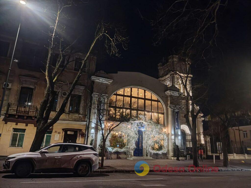 Первый вечер 2026 года в центре Одессы: яркая иллюминация и пустые улицы (фоторепортаж)