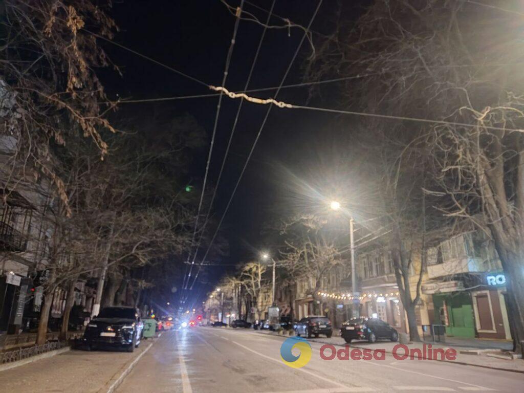 Первый вечер 2026 года в центре Одессы: яркая иллюминация и пустые улицы (фоторепортаж)