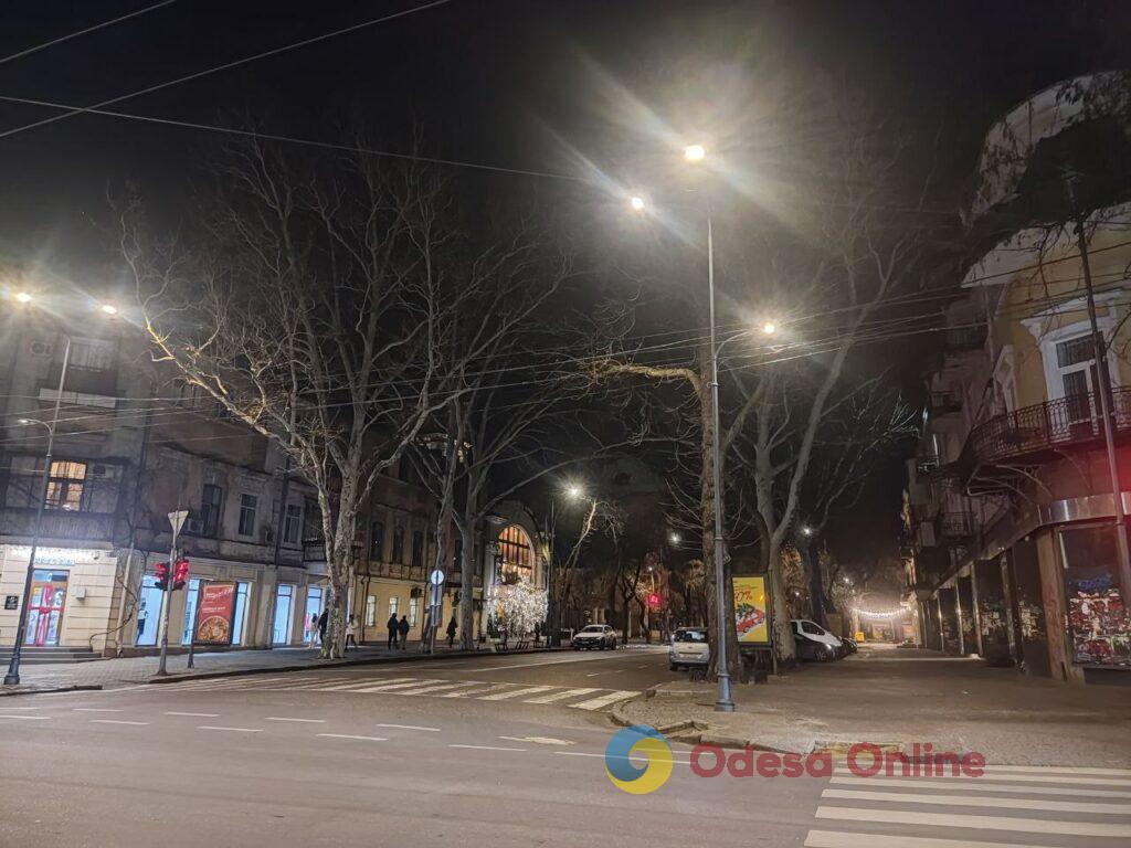 Первый вечер 2026 года в центре Одессы: яркая иллюминация и пустые улицы (фоторепортаж)