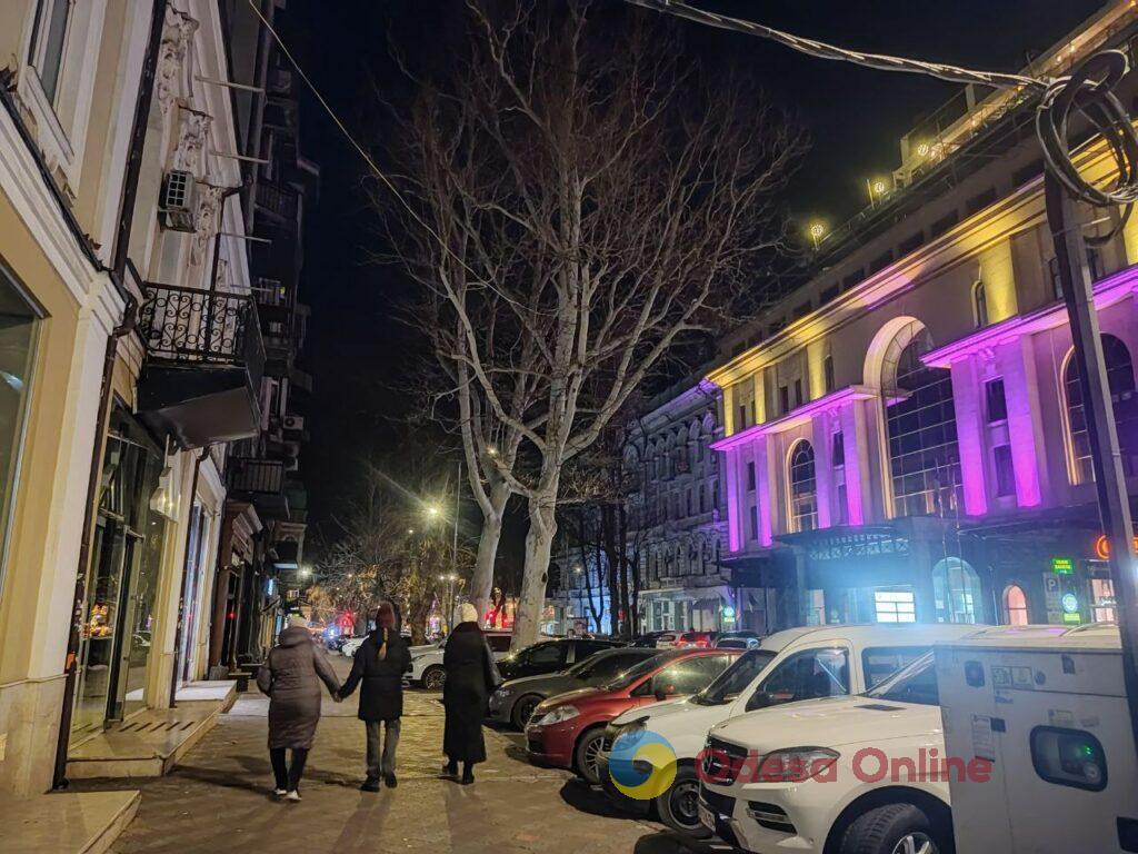 Первый вечер 2026 года в центре Одессы: яркая иллюминация и пустые улицы (фоторепортаж)