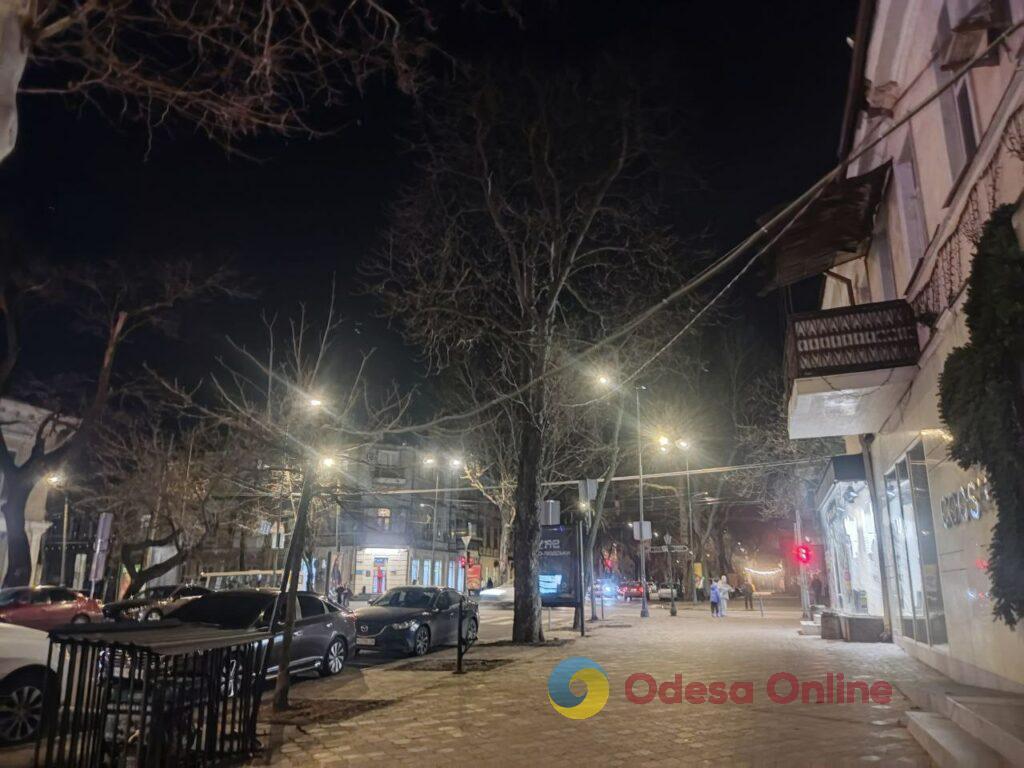 Первый вечер 2026 года в центре Одессы: яркая иллюминация и пустые улицы (фоторепортаж)