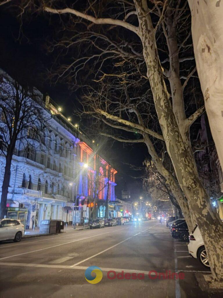 Первый вечер 2026 года в центре Одессы: яркая иллюминация и пустые улицы (фоторепортаж)