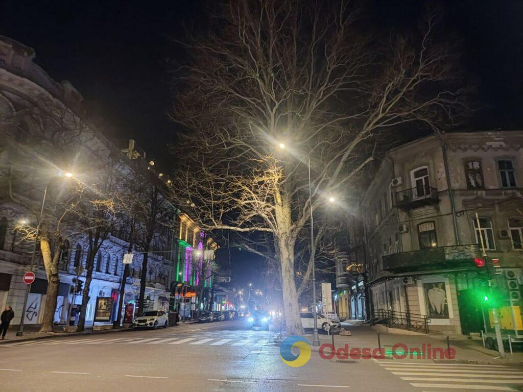 Первый вечер 2026 года в центре Одессы: яркая иллюминация и пустые улицы (фоторепортаж)