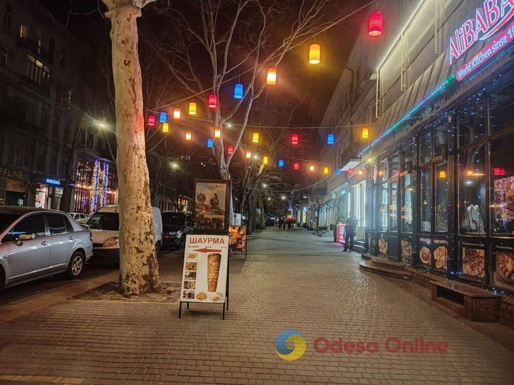 Первый вечер 2026 года в центре Одессы: яркая иллюминация и пустые улицы (фоторепортаж)