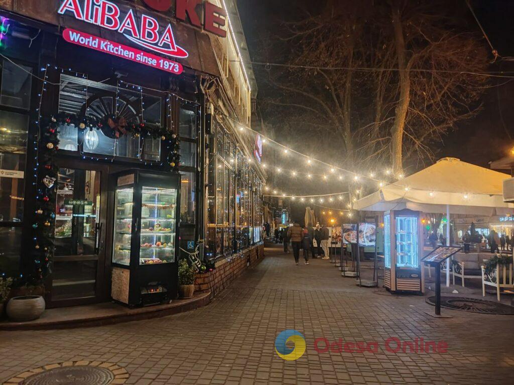 Первый вечер 2026 года в центре Одессы: яркая иллюминация и пустые улицы (фоторепортаж)