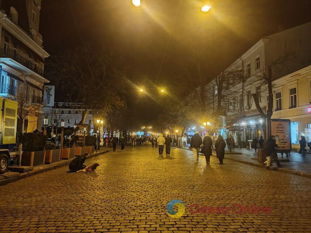 Первый вечер 2026 года в центре Одессы: яркая иллюминация и пустые улицы (фоторепортаж)