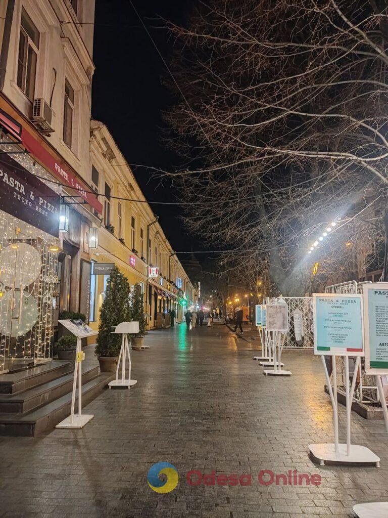 Первый вечер 2026 года в центре Одессы: яркая иллюминация и пустые улицы (фоторепортаж)