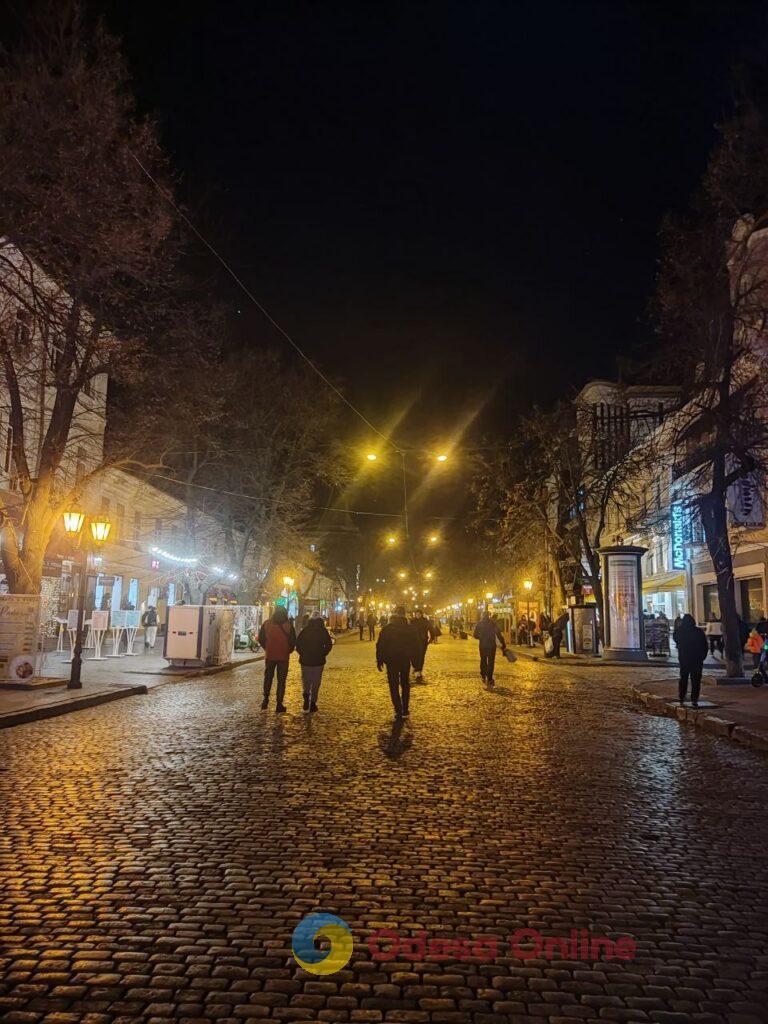 Первый вечер 2026 года в центре Одессы: яркая иллюминация и пустые улицы (фоторепортаж)
