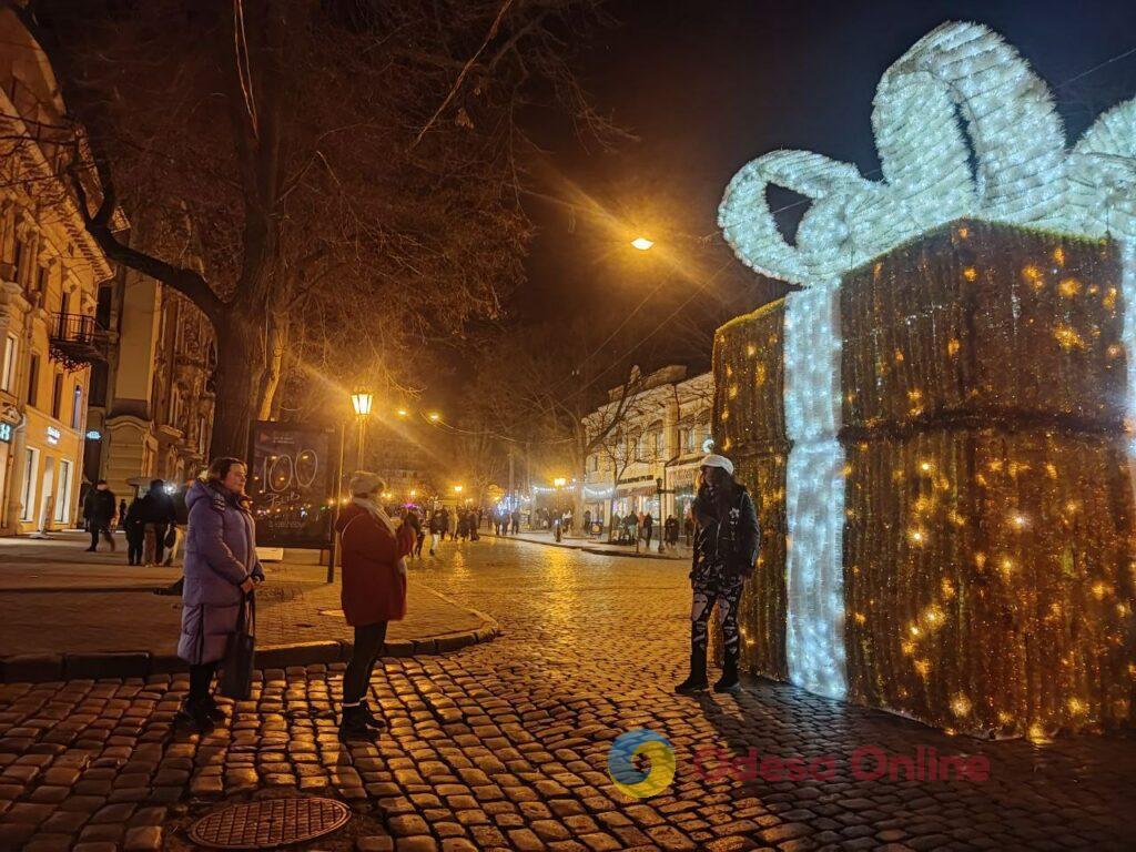 Первый вечер 2026 года в центре Одессы: яркая иллюминация и пустые улицы (фоторепортаж)