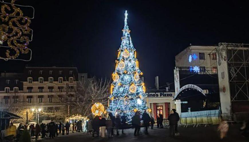 Реалії війни, новорічна мішура та порожні вулиці — фото тижня в Одесі