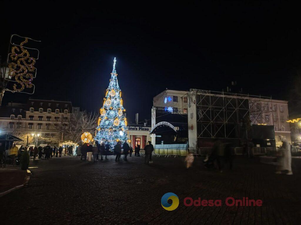 Первый вечер 2026 года в центре Одессы: яркая иллюминация и пустые улицы (фоторепортаж)