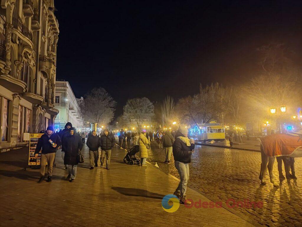 Первый вечер 2026 года в центре Одессы: яркая иллюминация и пустые улицы (фоторепортаж)
