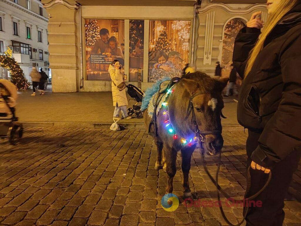 Первый вечер 2026 года в центре Одессы: яркая иллюминация и пустые улицы (фоторепортаж)