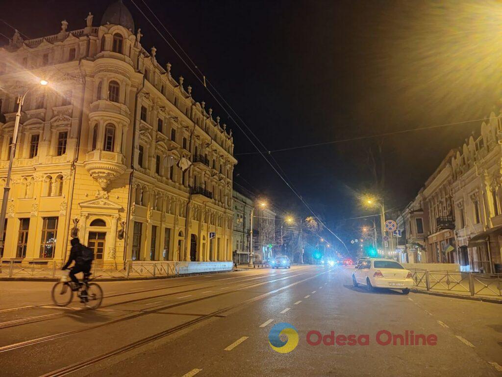 Первый вечер 2026 года в центре Одессы: яркая иллюминация и пустые улицы (фоторепортаж)