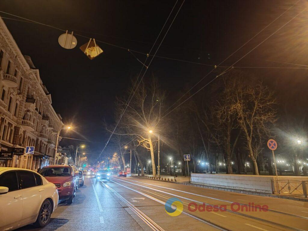 Первый вечер 2026 года в центре Одессы: яркая иллюминация и пустые улицы (фоторепортаж)