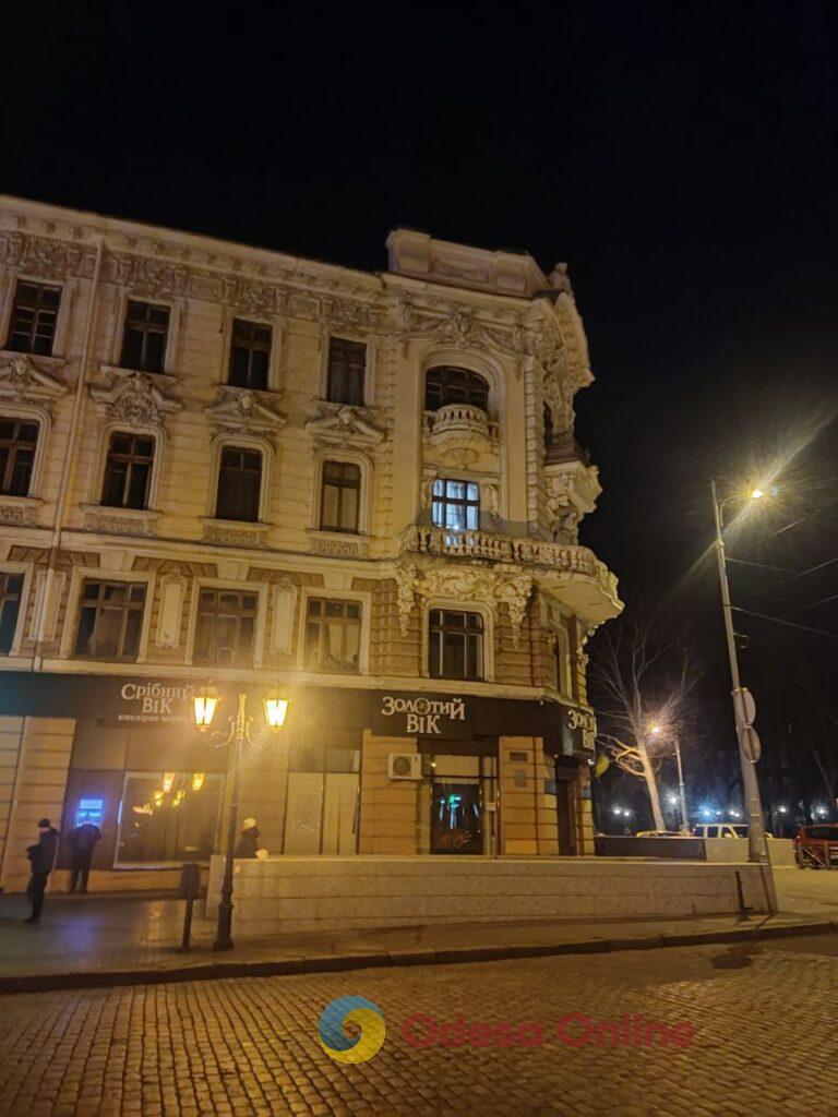Первый вечер 2026 года в центре Одессы: яркая иллюминация и пустые улицы (фоторепортаж)