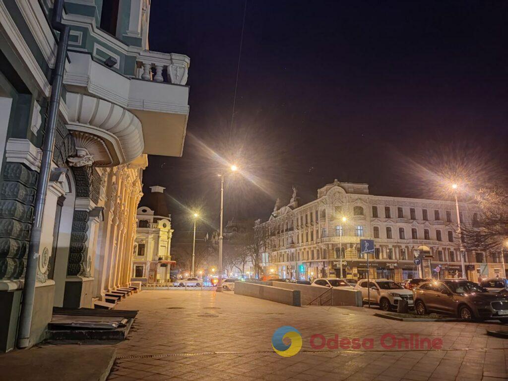 Первый вечер 2026 года в центре Одессы: яркая иллюминация и пустые улицы (фоторепортаж)