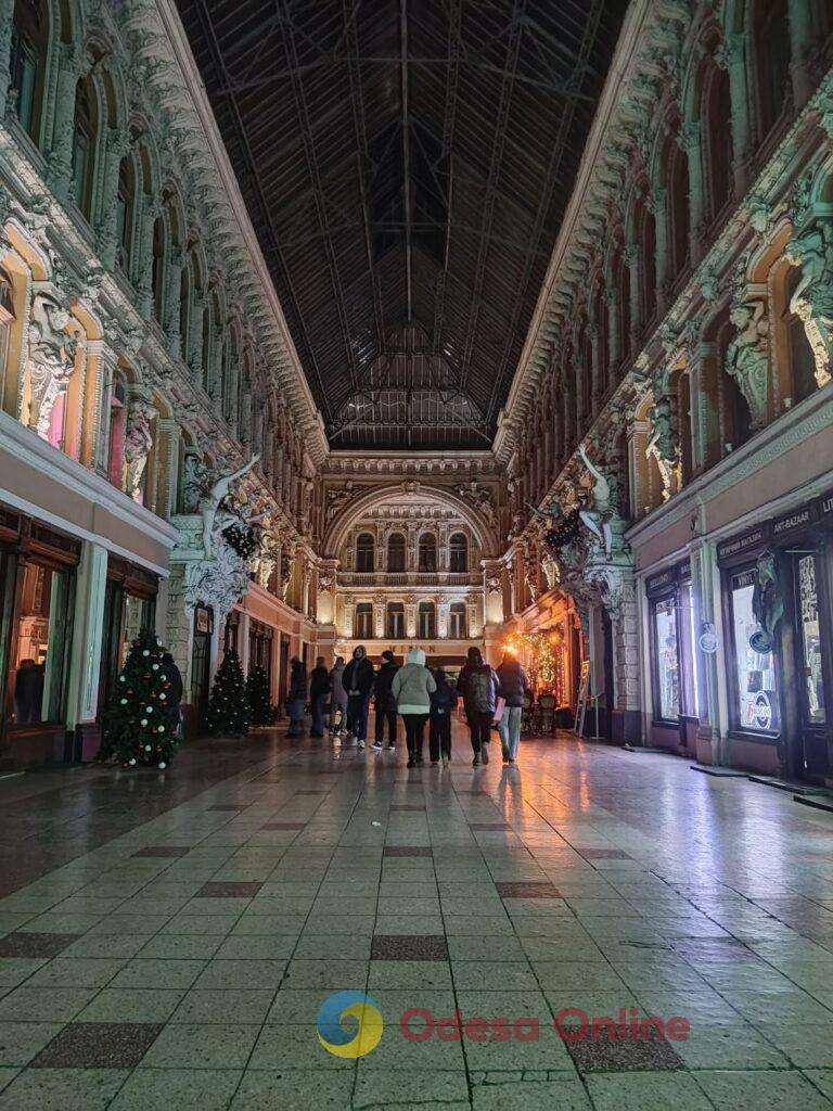 Первый вечер 2026 года в центре Одессы: яркая иллюминация и пустые улицы (фоторепортаж)