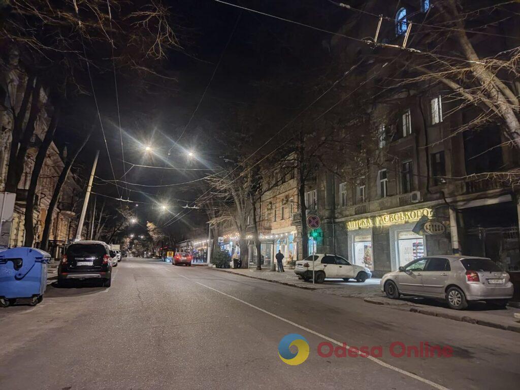Первый вечер 2026 года в центре Одессы: яркая иллюминация и пустые улицы (фоторепортаж)