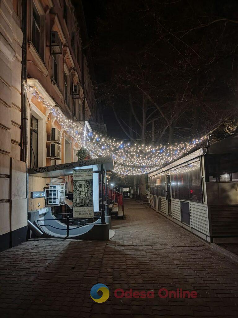 Первый вечер 2026 года в центре Одессы: яркая иллюминация и пустые улицы (фоторепортаж)