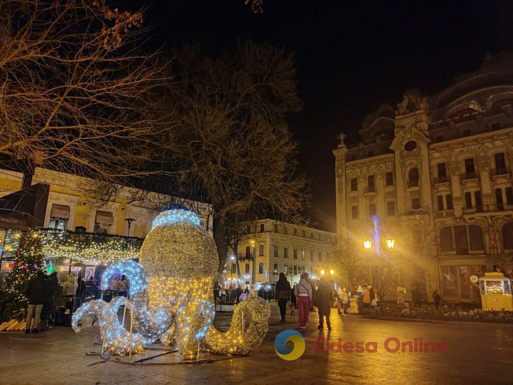 Первый вечер 2026 года в центре Одессы: яркая иллюминация и пустые улицы (фоторепортаж)