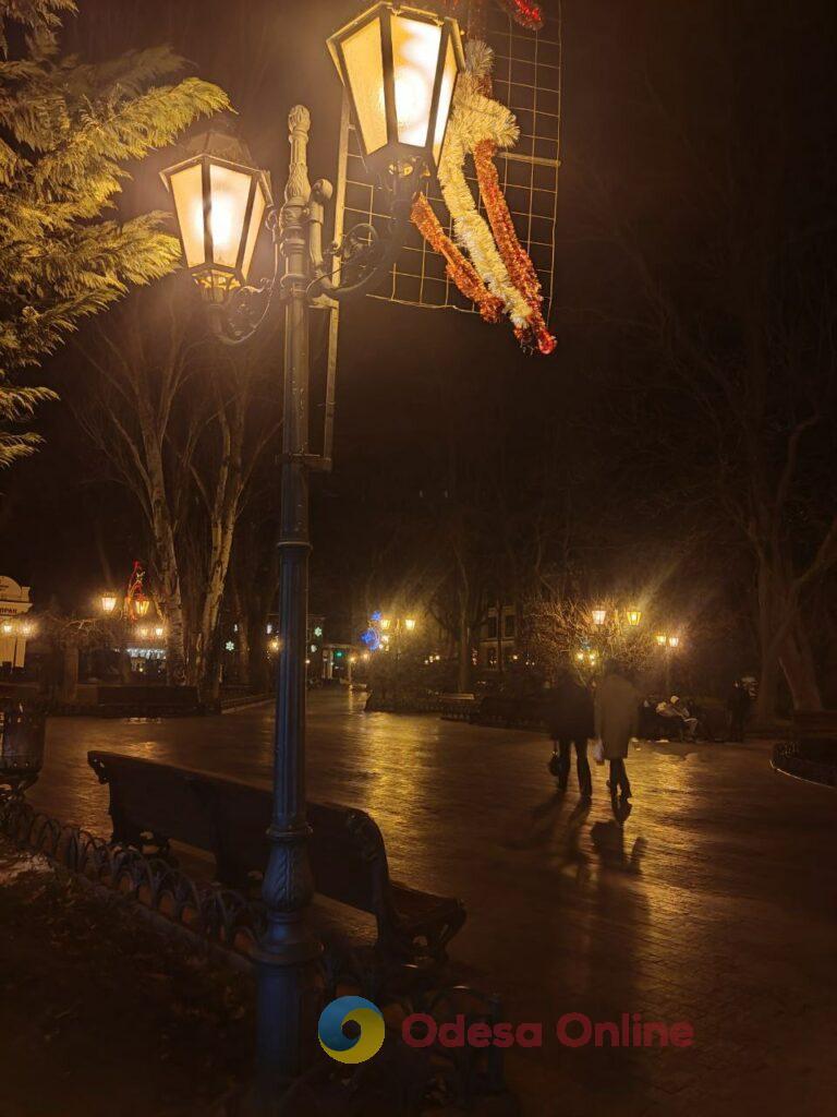 Первый вечер 2026 года в центре Одессы: яркая иллюминация и пустые улицы (фоторепортаж)
