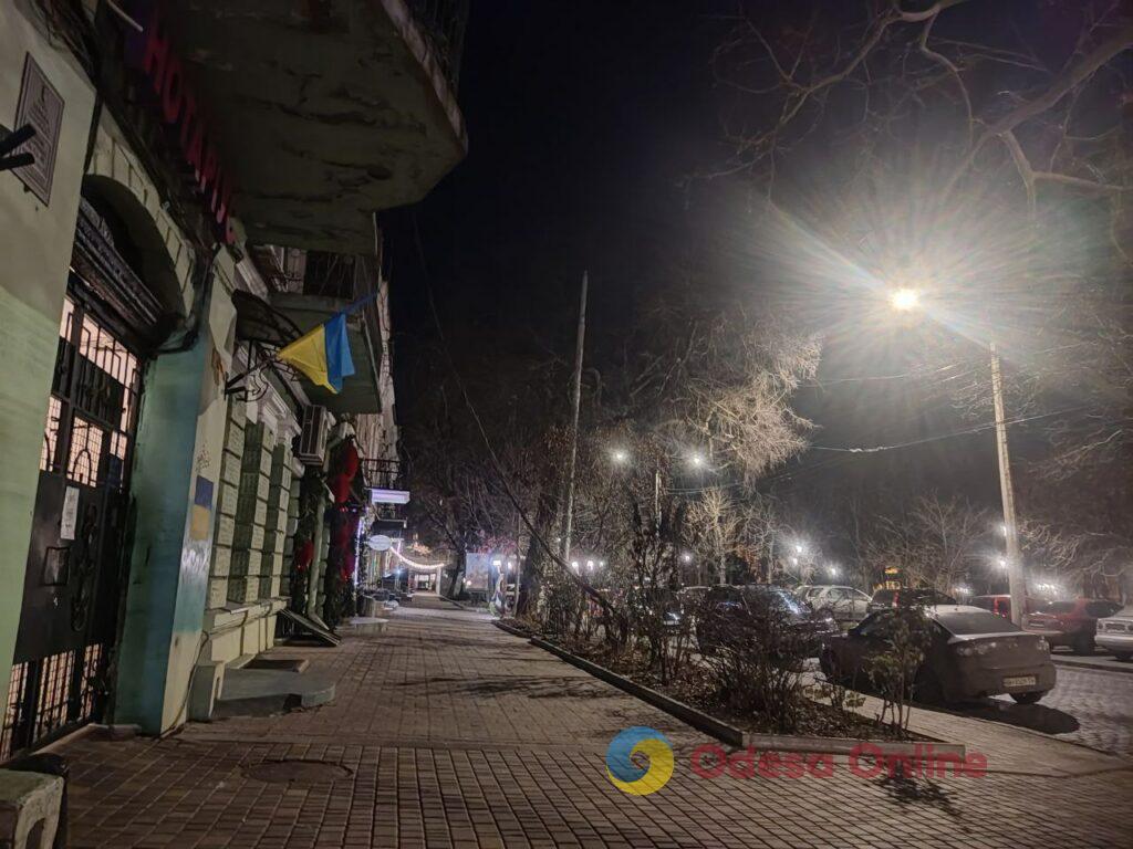 Первый вечер 2026 года в центре Одессы: яркая иллюминация и пустые улицы (фоторепортаж)