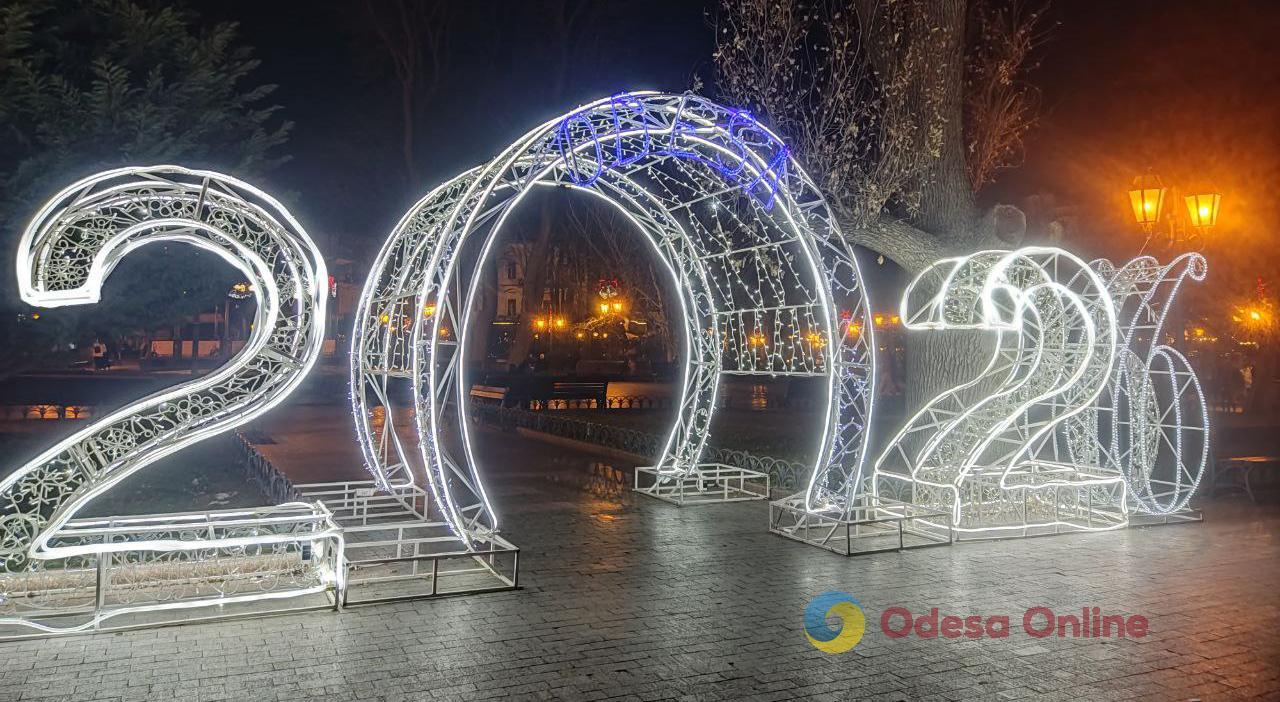 Первый вечер 2026 года в центре Одессы: яркая иллюминация и пустые улицы (фоторепортаж)