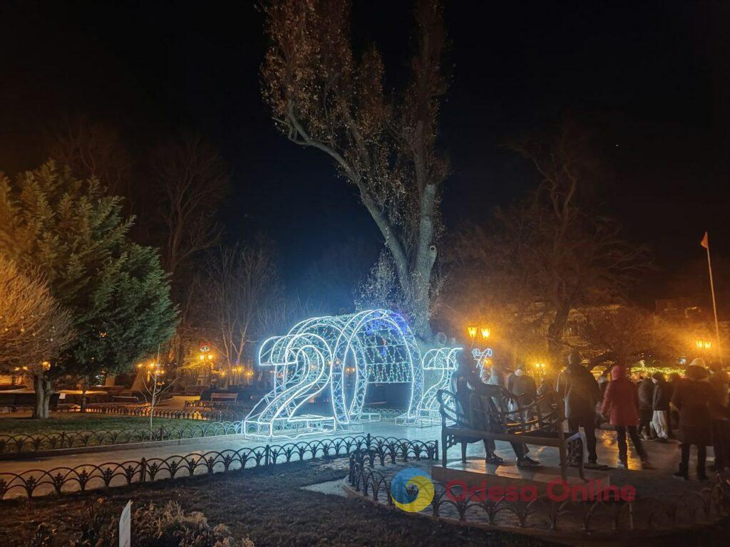 Первый вечер 2026 года в центре Одессы: яркая иллюминация и пустые улицы (фоторепортаж)