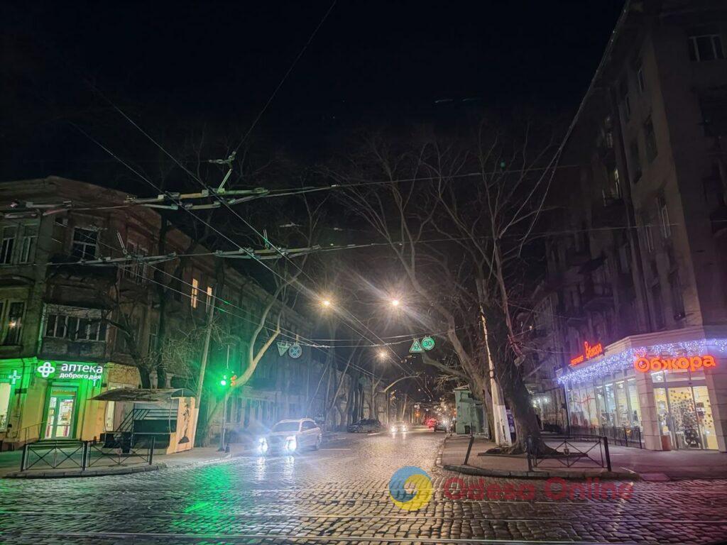 Первый вечер 2026 года в центре Одессы: яркая иллюминация и пустые улицы (фоторепортаж)