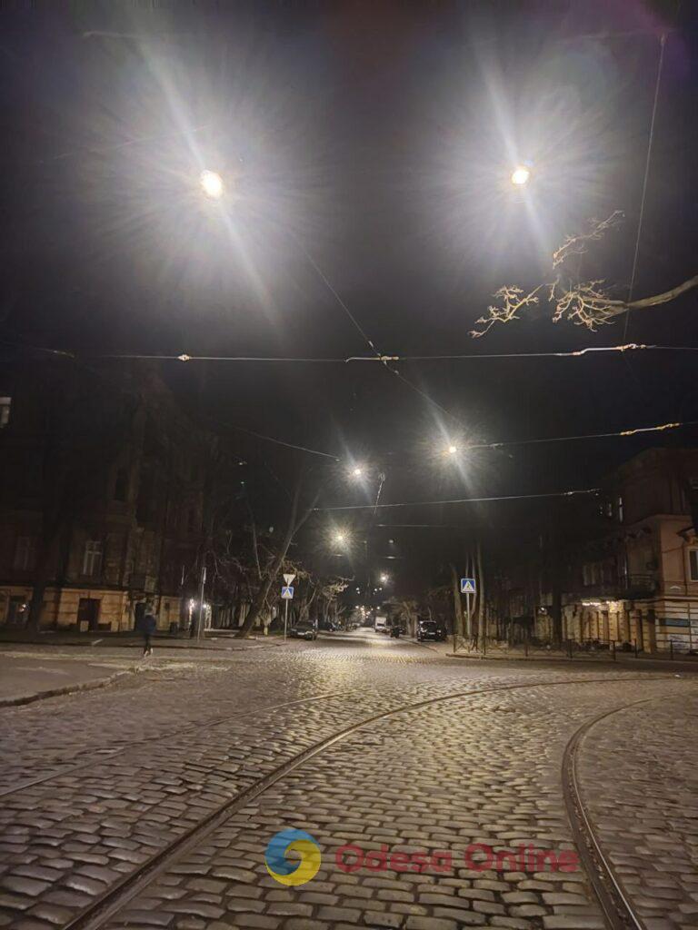 Первый вечер 2026 года в центре Одессы: яркая иллюминация и пустые улицы (фоторепортаж)