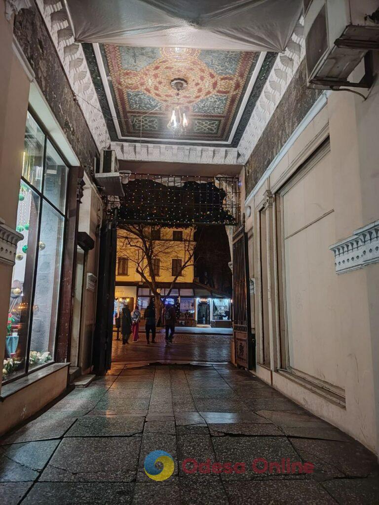 Первый вечер 2026 года в центре Одессы: яркая иллюминация и пустые улицы (фоторепортаж)