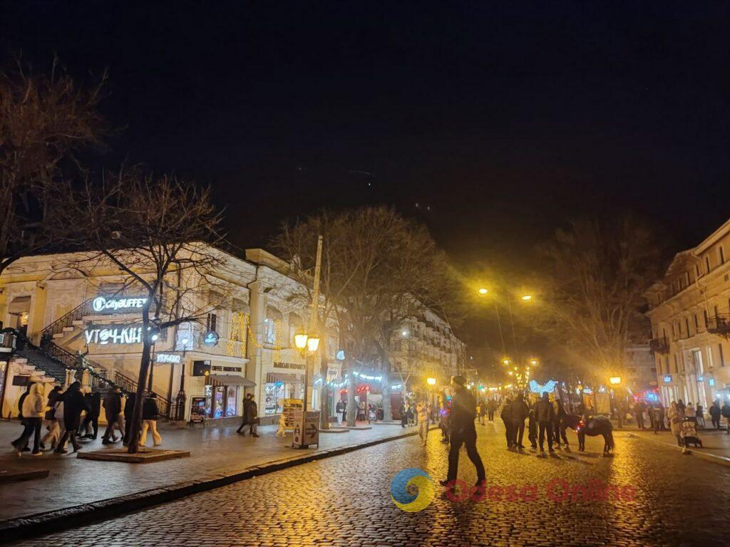 Первый вечер 2026 года в центре Одессы: яркая иллюминация и пустые улицы (фоторепортаж)