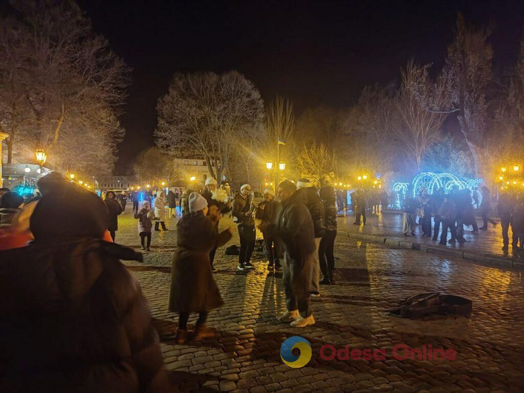 Первый вечер 2026 года в центре Одессы: яркая иллюминация и пустые улицы (фоторепортаж)