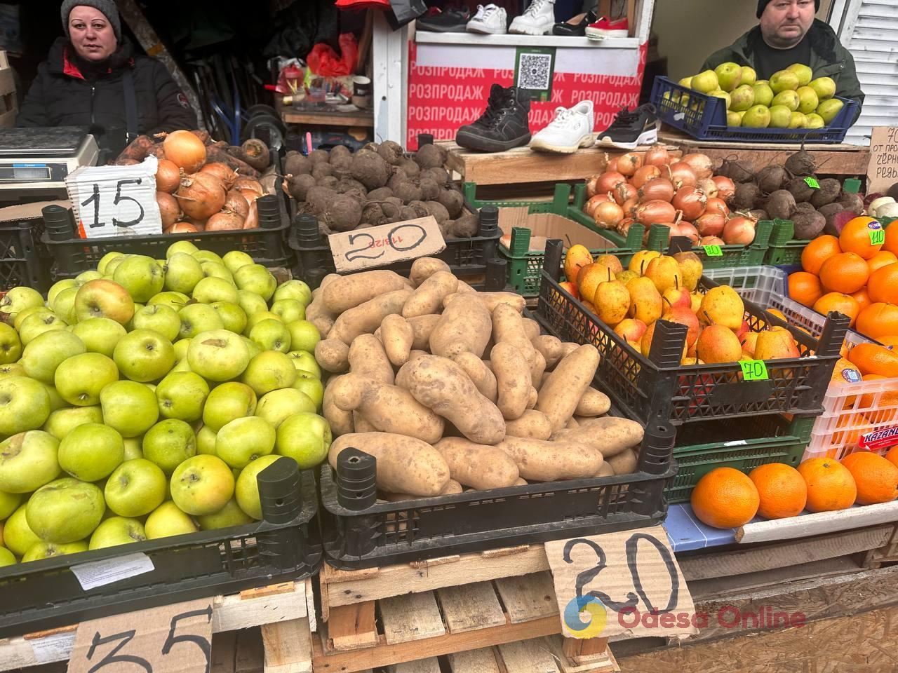 Імбир, яблука та сало: суботні ціни на одеському Привозі