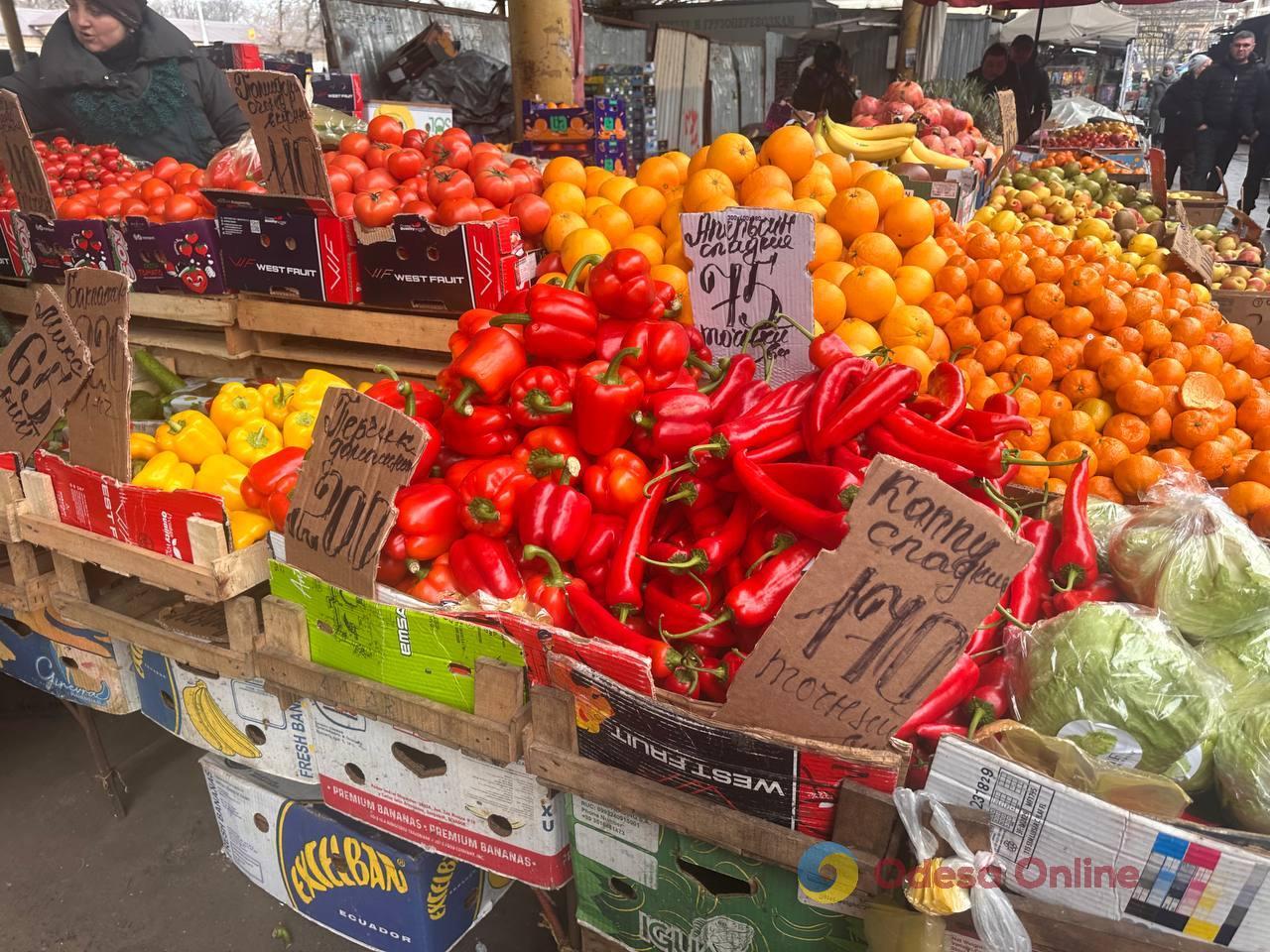 Імбир, яблука та сало: суботні ціни на одеському Привозі