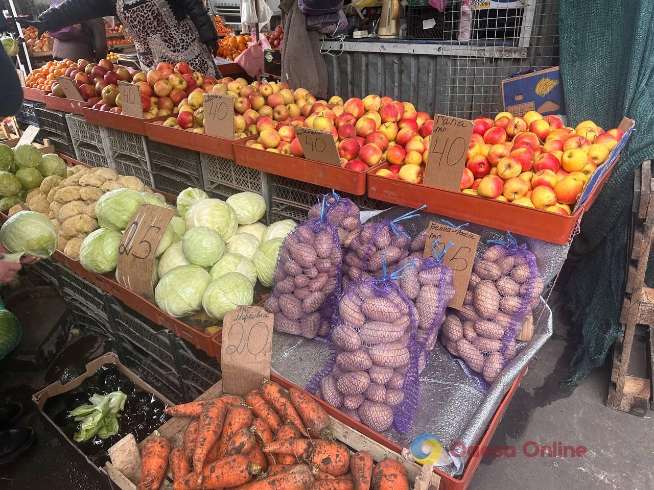 Імбир, яблука та сало: суботні ціни на одеському Привозі