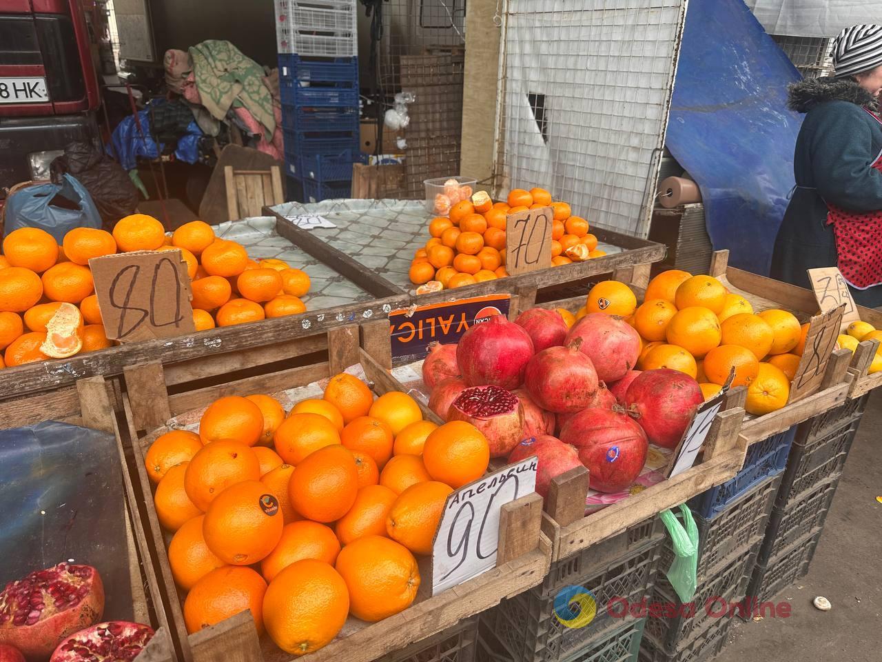 Імбир, яблука та сало: суботні ціни на одеському Привозі