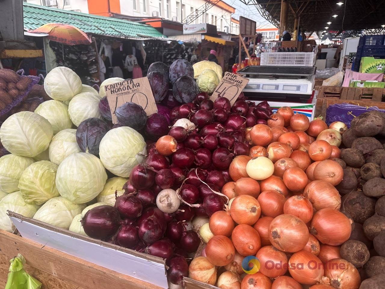 Імбир, яблука та сало: суботні ціни на одеському Привозі