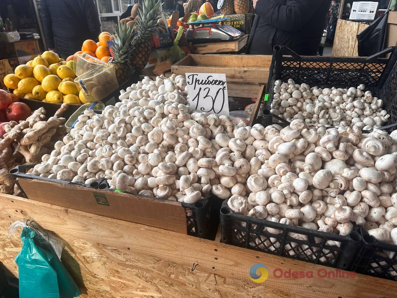 Імбир, яблука та сало: суботні ціни на одеському Привозі