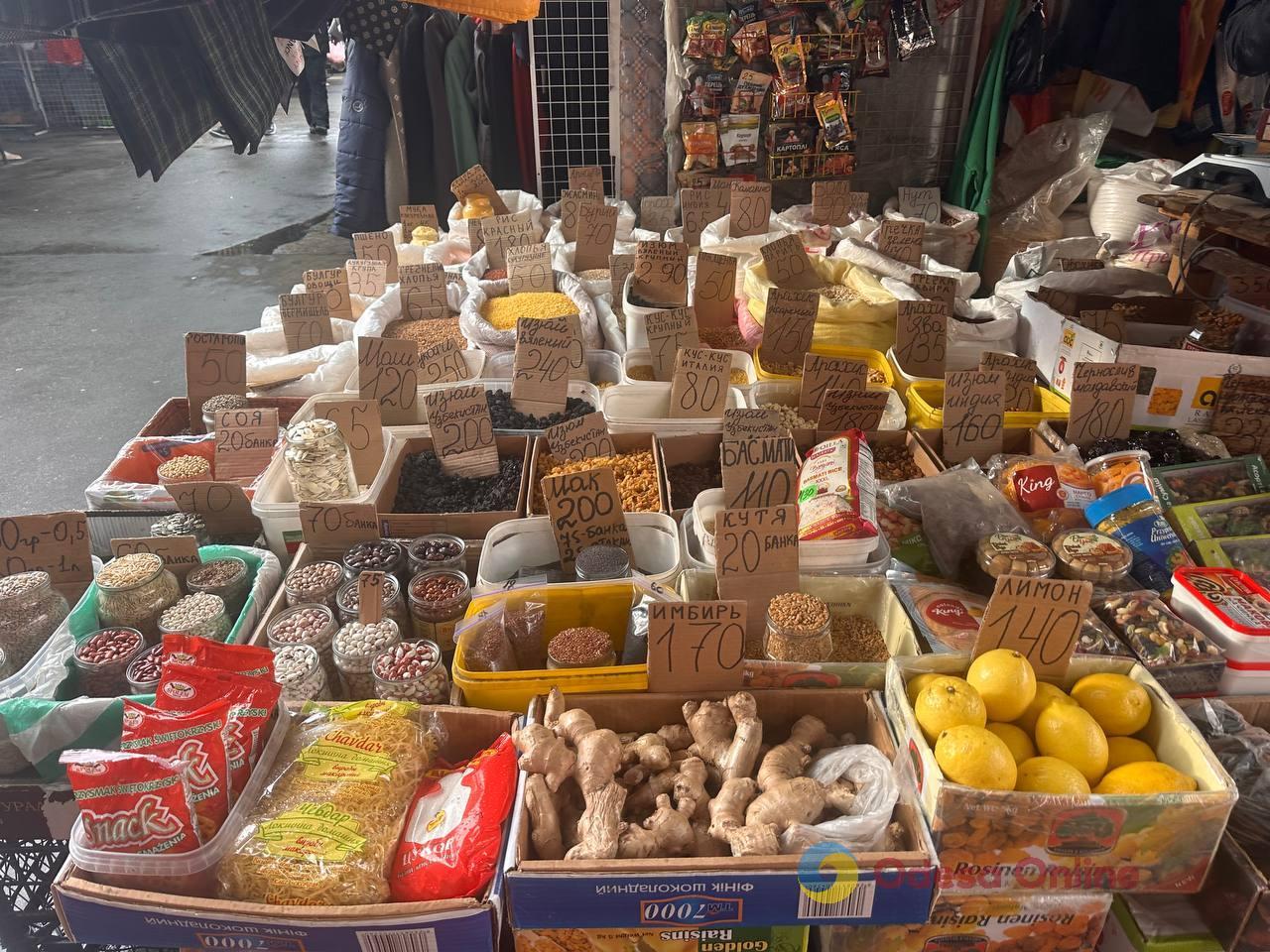 Імбир, яблука та сало: суботні ціни на одеському Привозі