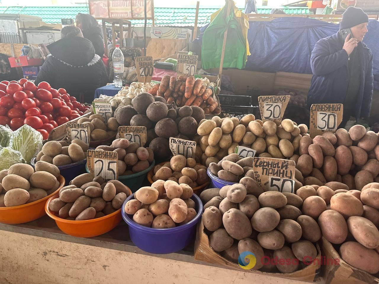 Імбир, яблука та сало: суботні ціни на одеському Привозі