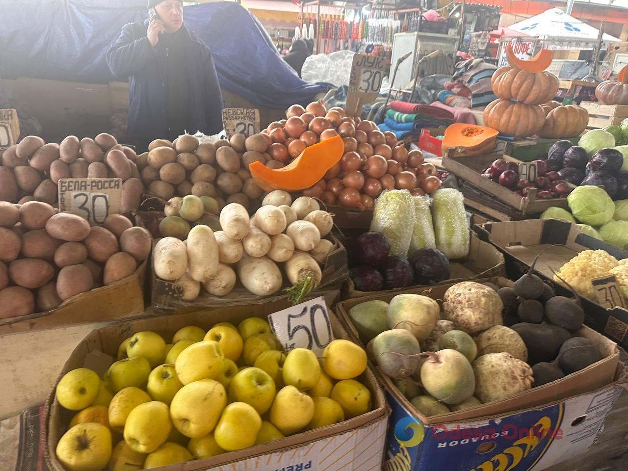 Імбир, яблука та сало: суботні ціни на одеському Привозі