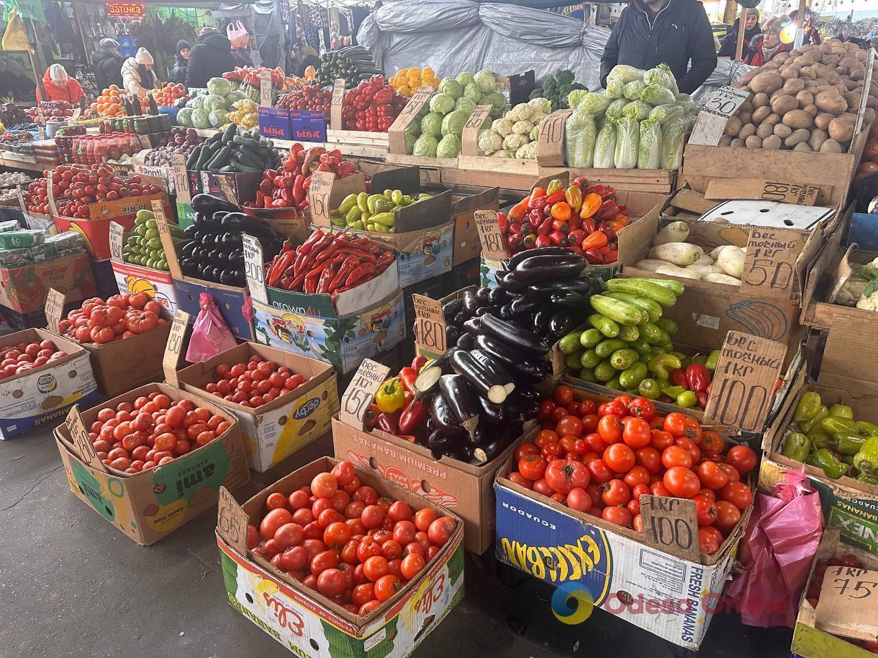 Імбир, яблука та сало: суботні ціни на одеському Привозі