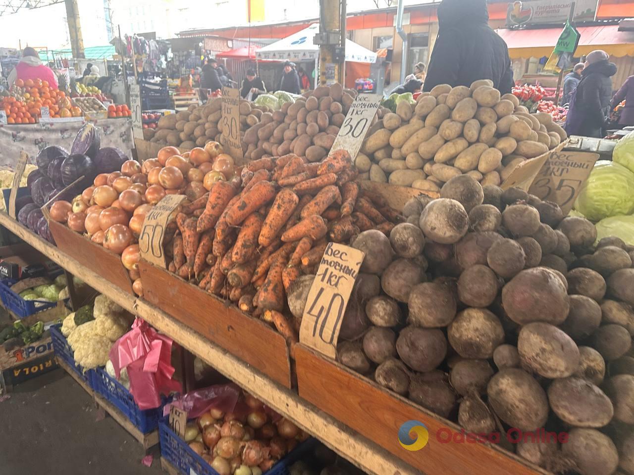 Імбир, яблука та сало: суботні ціни на одеському Привозі