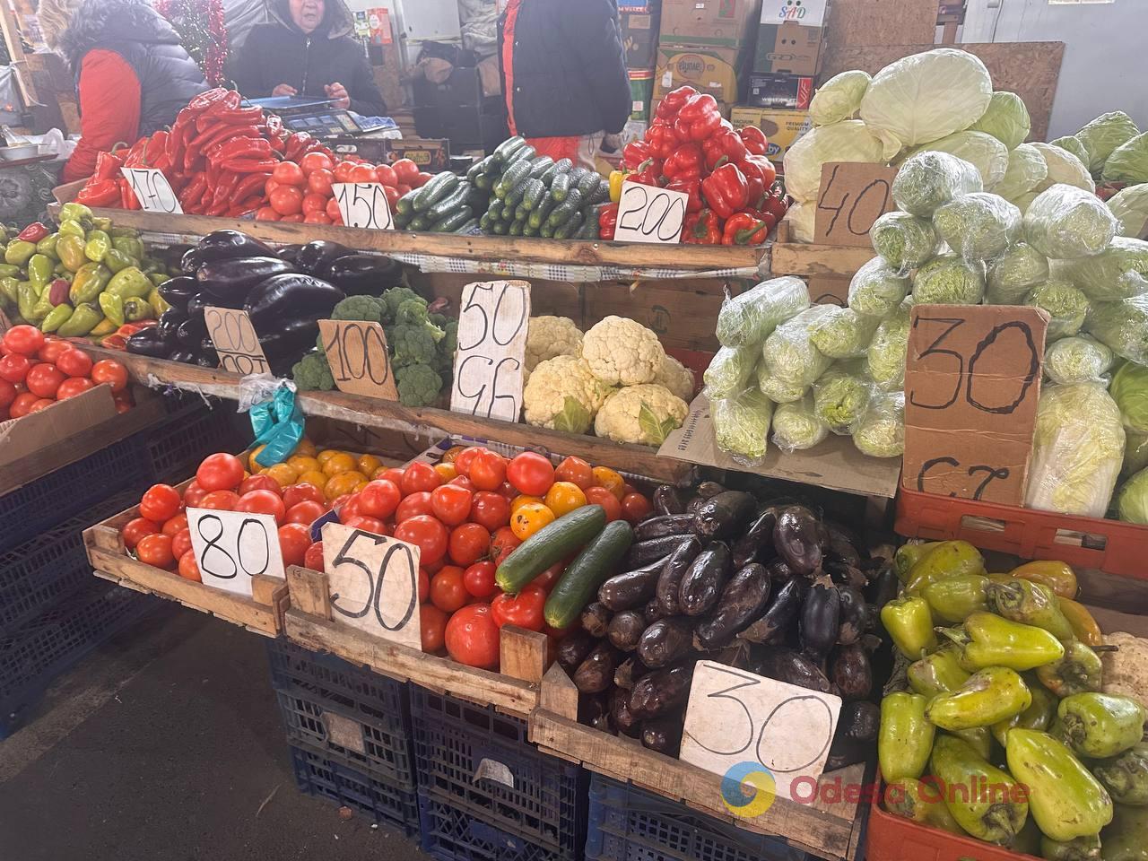 Імбир, яблука та сало: суботні ціни на одеському Привозі