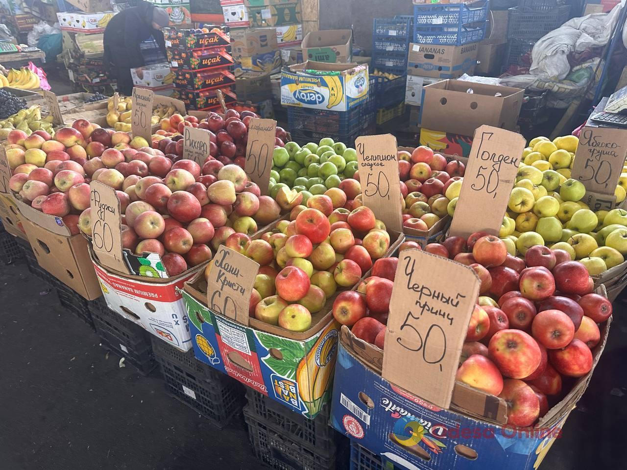 Імбир, яблука та сало: суботні ціни на одеському Привозі