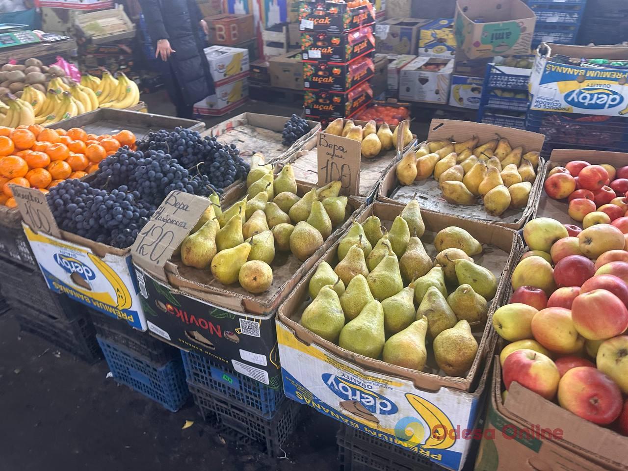 Імбир, яблука та сало: суботні ціни на одеському Привозі