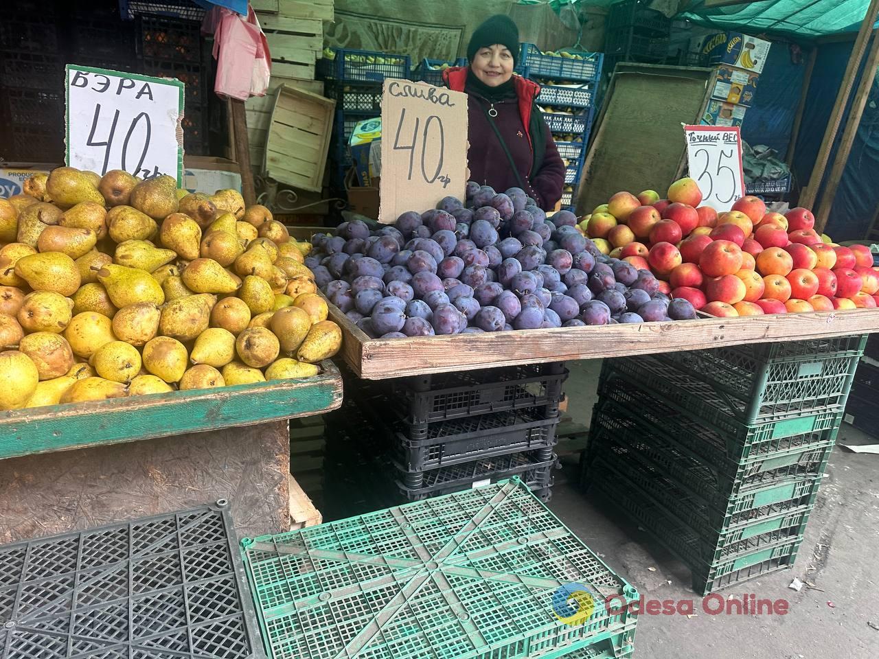 Імбир, яблука та сало: суботні ціни на одеському Привозі