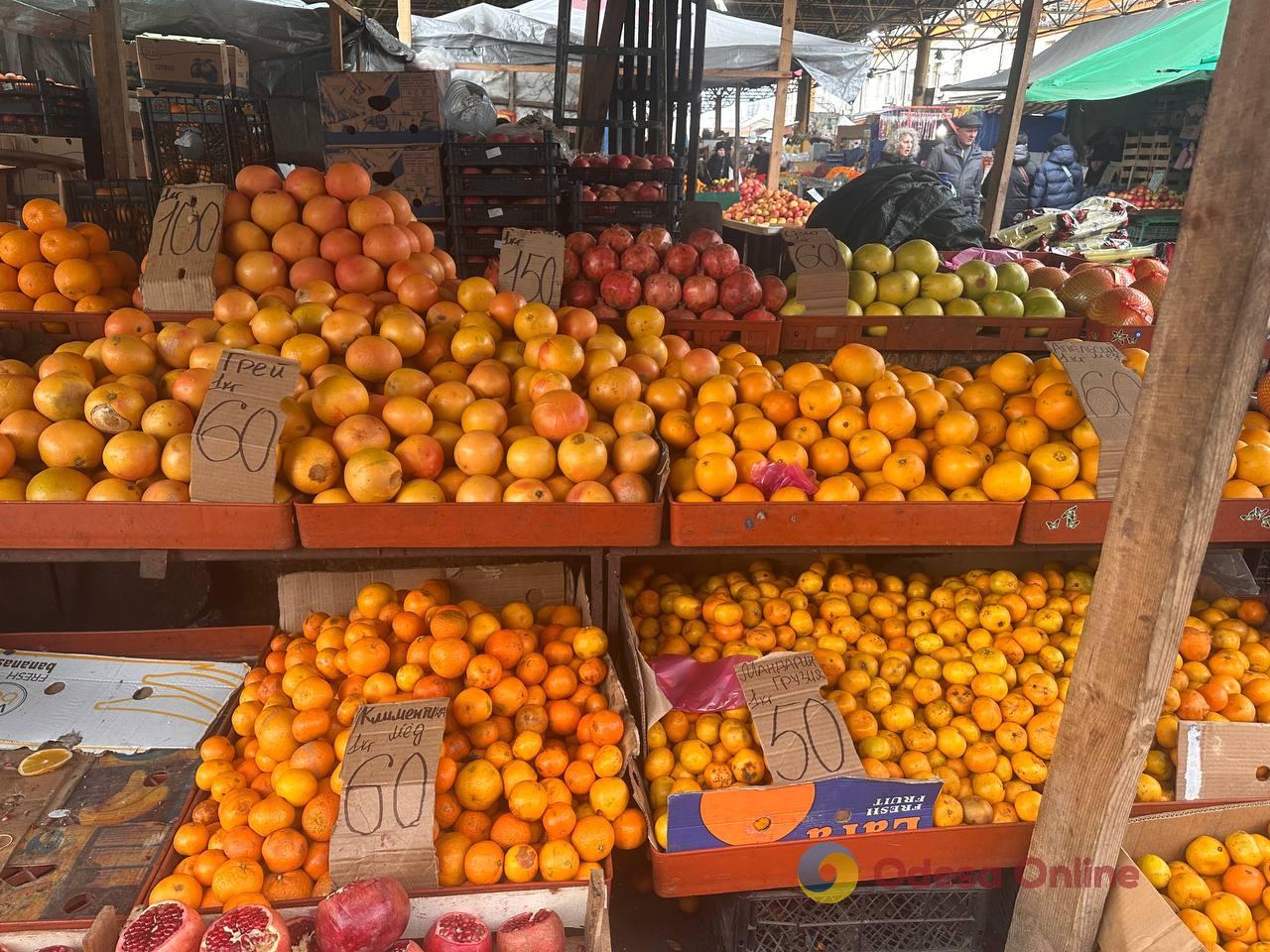 Імбир, яблука та сало: суботні ціни на одеському Привозі